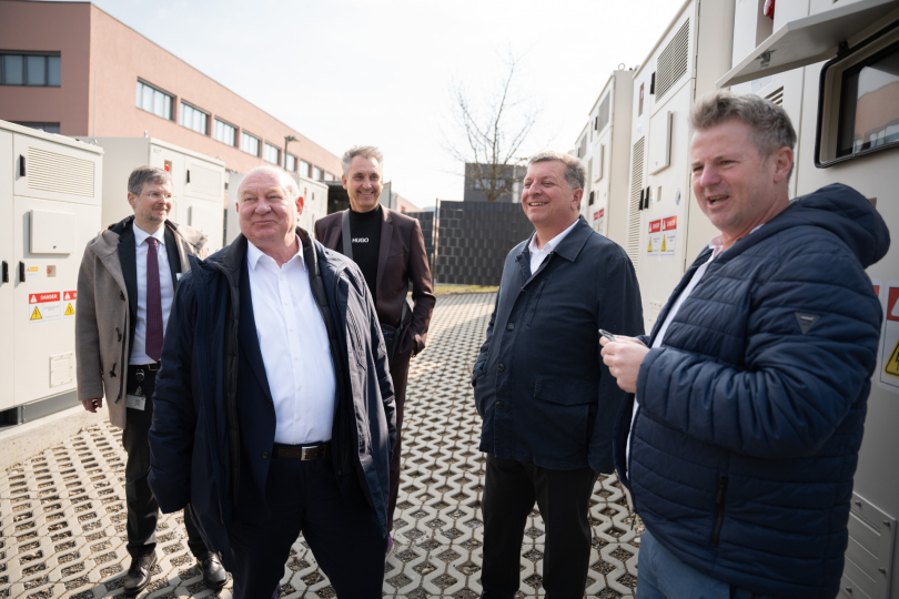 Sehr angetan von der PV-Energiespeicherlösung der THD: Staatsminister Christian Bernreiter (2. v. r.) mit Projektleiter Stefan Unertl (rechts) und Hochschulpräsident Prof. Waldemar Berg. Foto: THD