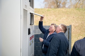 Staatsminister Bernreiter macht sich selbst ein Bild von der neuen Speicheranlage. Foto: THD