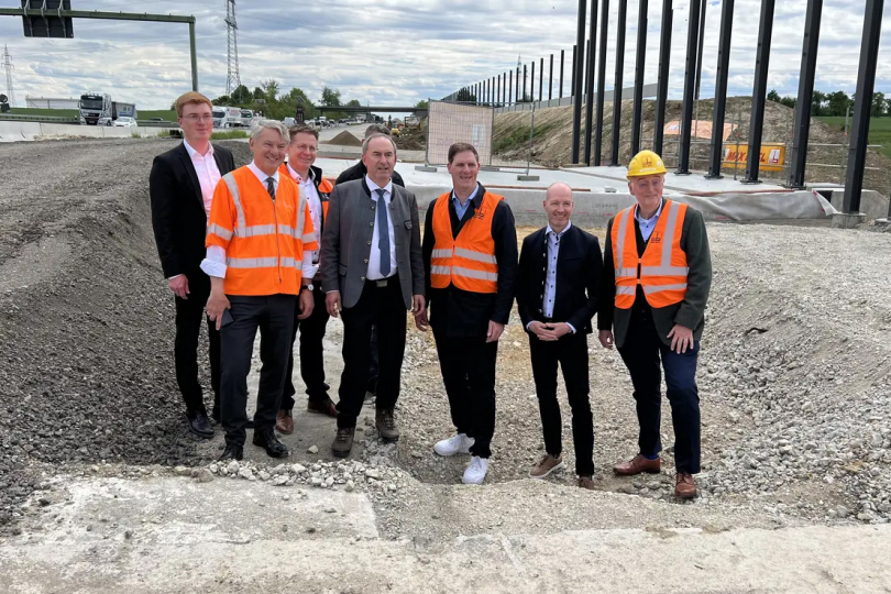 v.l.: Christian Conradt (1.Bürgermeister Gemeinde Lenting), Thomas Schmid (Vorsitzender Bayerischer Bauindustrieverband), Jochen Eid (Geschäftsbereichsleiter Planung Autobahn GmbH), Hubert Aiwanger (Staatsminister), Johann Bögl (Gesellschafter), Stefan Heilmann (1.Bürgermeister Denkendorf), Martin Holfelder (Vorstand Infrastruktur). Foto: Autobahn GmbH 