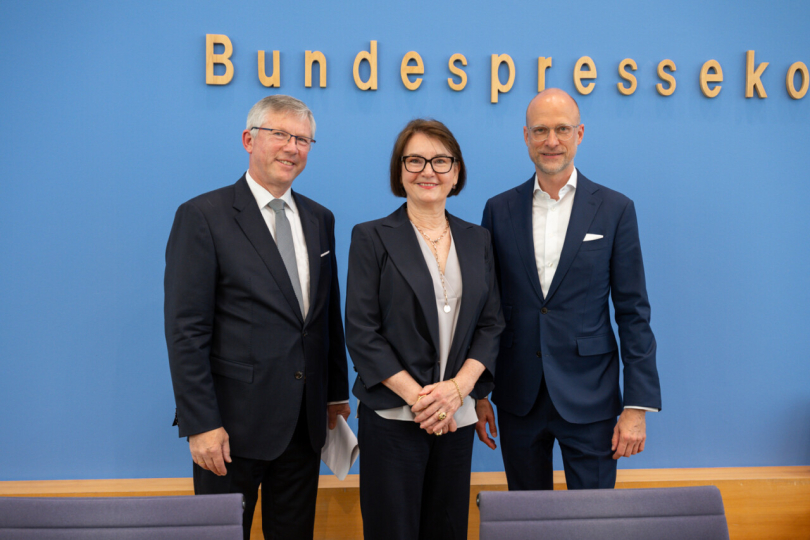 HDB-Präsident Olaf Demuth, ZIA-Präsidentin Ines Schöberl und VBI-Hauptgeschäftsführer Sascha Steuer. © Foto: Mark Bollhorst