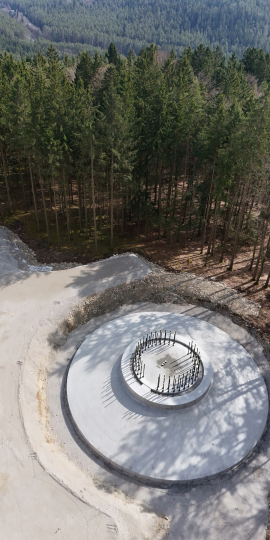 Fundament fertiggestellt: In Winnberg bei Sengenthal im Landkreis Neumarkt i.d.OPf. entsteht eine Windenergieanlage mit Turm in Weltrekorddimension auf Basis seriengefertigter Bauweise. Foto: Florian Paul / Max Bögl Wind AG