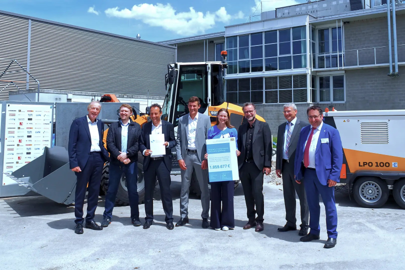 V.l.: Prof. Arndt Bode, Präsident Bayerische Transformations- und Forschungsstiftung, Rupert Gappmaier, Entwicklungsingenieur Liebherr E-Radlader, Prof. Markus Lienkamp, Gesamtleiter des Projekts, Prof. Matthias Wagensoner, Hochschule Landshut, Dr. Anne Fischer, TUM-Lehrstuhl für Fördertechnik, Materialfluss & Logistik, Prof. Christoph Gehlen, Dekan TUM-School of Engineering and Design, Prof. Oliver Brückl, Ostbayrische Technische Hochschule Regensburg, Tobias Gotthardt, Staatssekretär im Bayerischen Staatsministerium für Wirtschaft, Landesentwicklung und Energie. Foto:  Ines Trautmannsheimer / TUM 