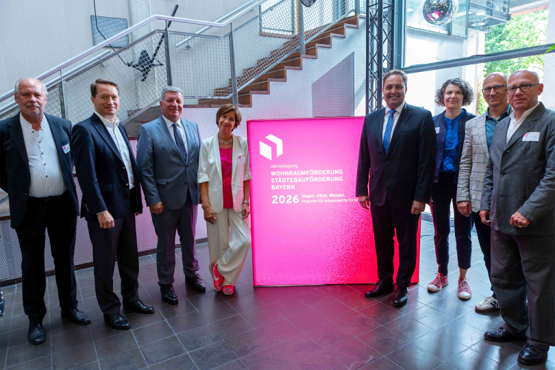 Alexander Bendzko, Geschäftsführer der GWG Ingolstadt, Prof. Dr. Florian Bieberbach, Vorsitzender der Geschäftsführung der Stadtwerke München GmbH und Honorarprofessor der TUM, Bayerns Bauminister Christian Bernreiter, Ursula Heller, Moderatorin, Andreas Buckreus, Erster Bürgermeister der Stadt Roth, Monika Geiß, Referentin Bauen-Planen beim Bayerischen Städtetag, Uwe Weißfloch, Leiter Stadtplanungsamt der Stadt Memmingen, und Prof. Martin Schirmer, Gesellschafter Büro SCHIRMER Architekten + Stadtplaner GmbH (v.l.n.r.). Foto: Steffen Leiprecht