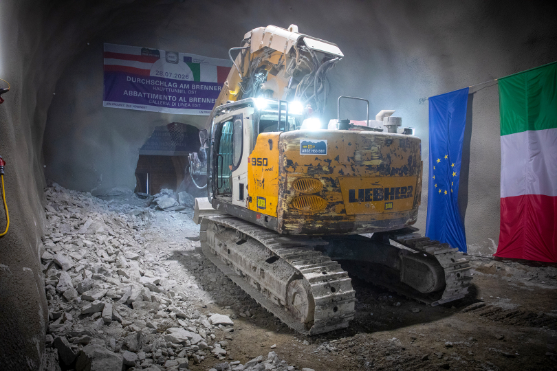 Der Meiselbagger hat die letzte Felswand unter der Staatsgrenze durchgebrochen. © Wolfgang Gollmayer / Schnittraum / BBT SE
