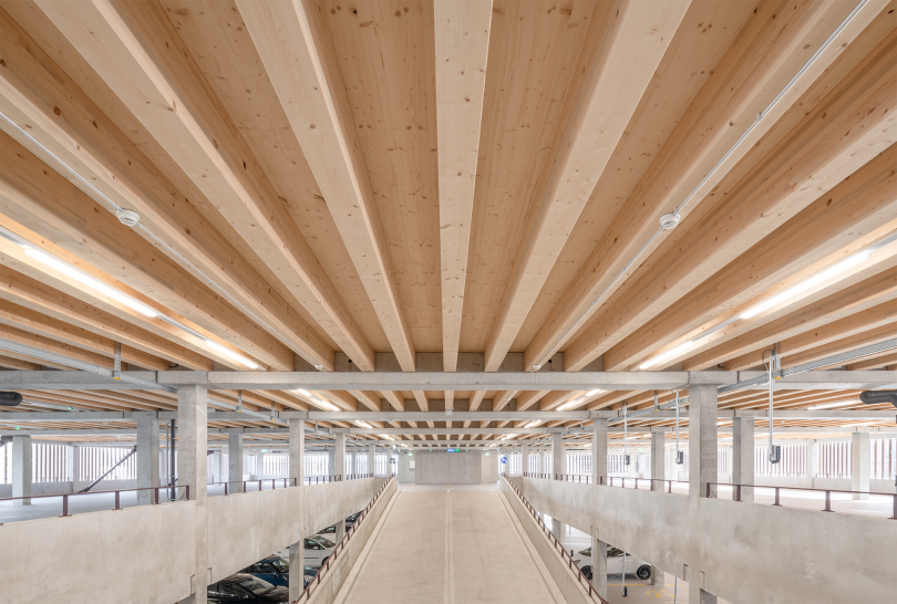 Das Holzparkhaus auf dem Forschungscampus „co-operate“ von Empa und Eawag ist ein Beispiel für nachhaltige Architektur im ökologischen und ökonomischen Sinn. Foto: Fabio Compagno / SAM Architekten