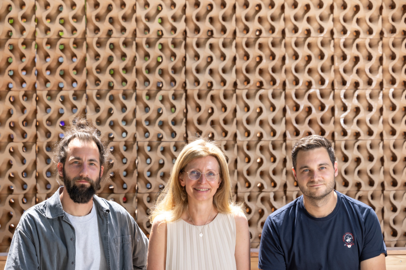 Julian Jauk, Milena Stavric und Kristijan Ristoski (v.l.) von der TU Graz vor der kühlenden Keramikwand. © Lunghammer / TU Graz 