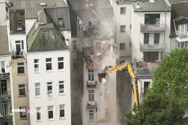 Der Spezialbagger bim Abtragen des hinteren Gebäudeteils. Foto: NDR Hamburg