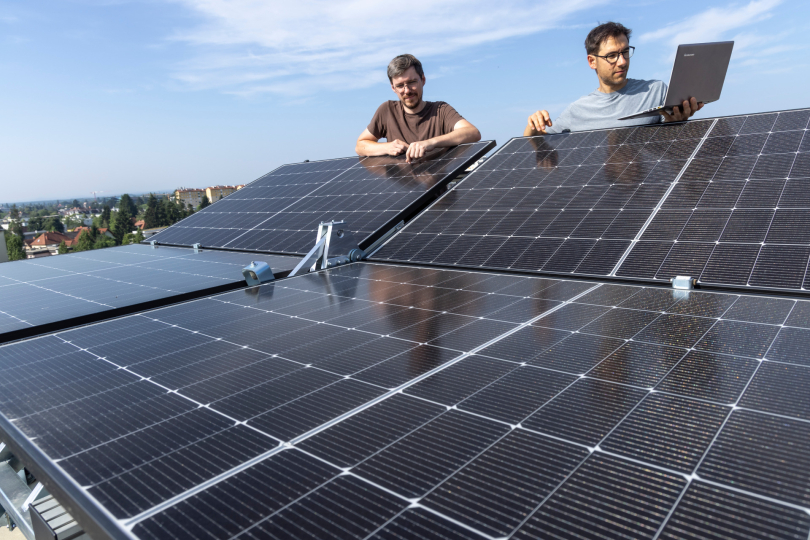 Armin Buchroither (rechts) und Thomas Neubauer am faltbaren Solarmodul FLAPTrack. Foto: Lunghammer / TU Graz 