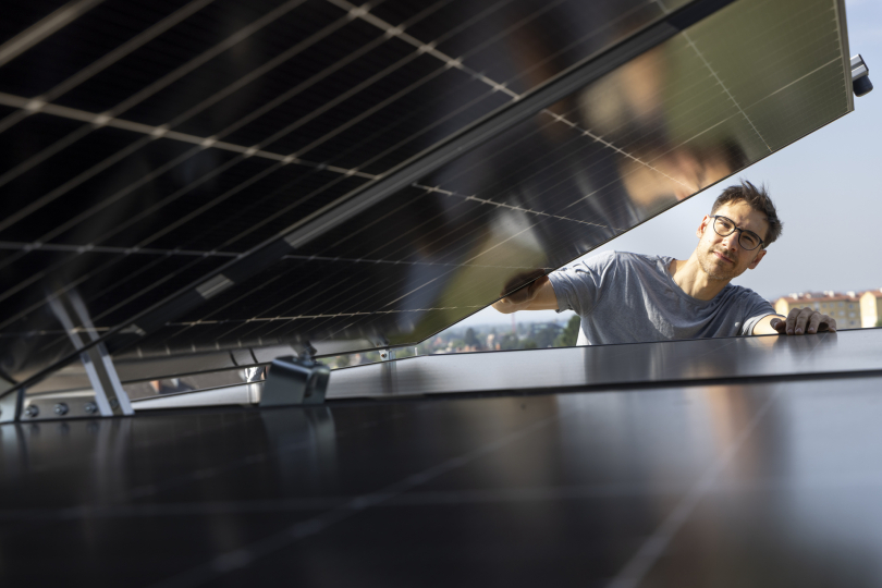 Armin Buchroithner vom Institut für Elektrische Messtechnik und Sensorik der TU Graz beobachtet, wie sich das PV-Modul FLAPTrack zusammenfaltet. Foto: Lunghammer / TU Graz 