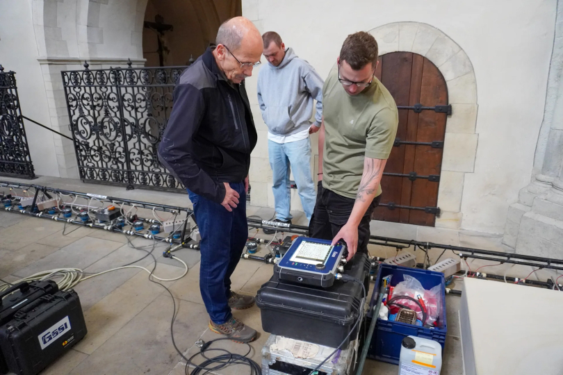 Das Projektteam bespricht die Ergebnisse der Messungen direkt vor Ort im St.-Paulus-Dom. Foto: Lucie Golde /FH Münster