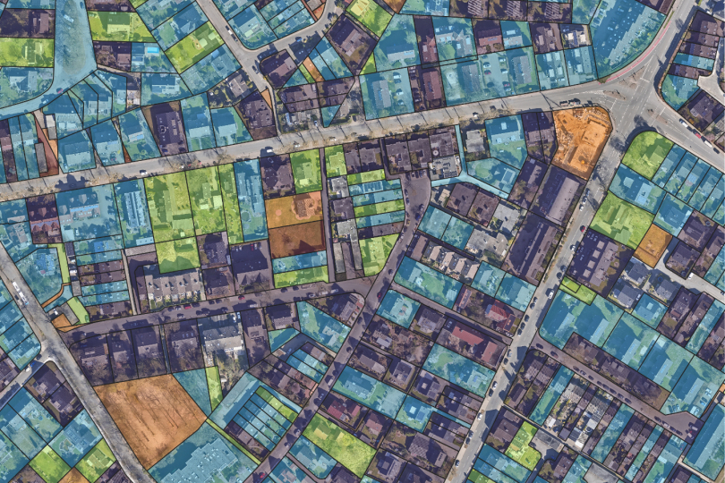 Ergebnis der Baulückenanalyse: Dargestellt ist der Anteil unbebauter Flächen pro Grundstück, ermittelt durch die Auswertung von Luftbildern und Geodaten. Je heller die Farbgebung von Violett über Blau und Grün bis Orange, desto höher ist der Anteil unbebauter Fläche. © Fraunhofer-Institut für Graphische Datenverarbeitung IGD