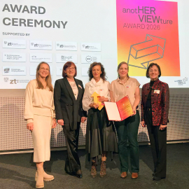 Johanna Arnold (Laudatorin und Preisträgerin 2024, Kategorie III), Nina Dražin Lovrec (Präsidentin ECEC, Jurymitglied), Vlatka Rajčić (Preisträgerin 2026, Kategorie III), Nadine Ritschel (Nominierte 2026 Kategorie III) und Wilhemina Katzschmann (Vorstandsmitglied Bundesingenieurkammer, Jurymitglied). Foto: © BIngK 