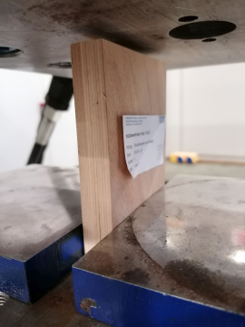 Bestimmung von mechanischen Kenngrößen war ein Ziel der Projekts HBH_Teil_2, etwa mit einem Druckversuch an einem Ausschnitt einer Superlamelle. Dank der Struktur wird die Fähigkeit zur Querbelastung des Holzwerkstoffs deutlich erhöht. Bild: Niklas Kainz, TUM