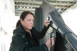 Anita Reichl-Lachmann bei einer Korrosionsschutzprüfung.