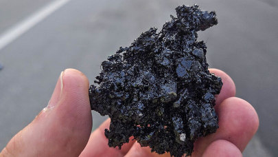 Acrylfasermodifizierter offenporiger Asphalt. Im Labor zeigte sich ein besseres Ermüdungsverhalten sowie geringerer Kornausbruch. Foto: Andreas Appelt/OTH Regensburg 