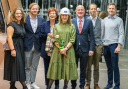 Nina Jelínek im Kreise ihrer Familie bei der Masterfeier im Jahr 2022.