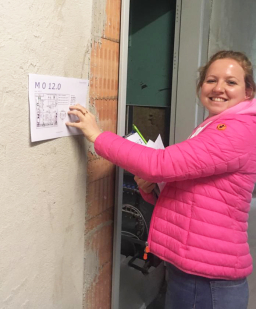 Nina Jelínek als Werkstudentin auf einer Baustelle (2019).