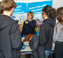 Dipl.-Ing. (FH) Stephanie Sierig mit Schülerinnen und Schülern am Stand der Kammer