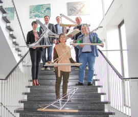 Die Jury des Schülerwettbewerbs Junior.ING mit den Siegermodellen