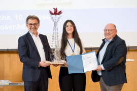Platz 1: Wire Flower von Krista, Karolinen-Gymnasium Rosenheim, 15 Jahre, 10. Klasse
