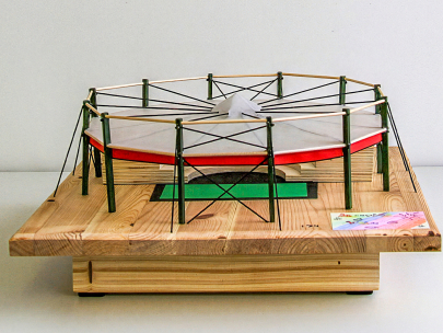 Das Modell „Jägerwirth Arena“ von Emma und Elina von der Grund- und Mittelschule Fürstenzell holt den 3. Platz beim Schülerwettbewerb Junior.ING 2025/26 in der Alterskategorie II (bis 8. Klasse). © BayIka-Bau