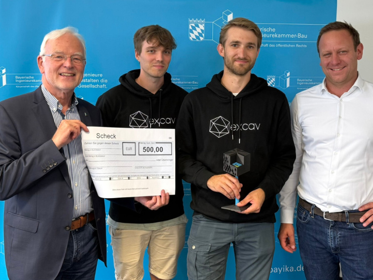 Präsident Prof. Dr. Norbert Gebbeken, Florian Heiss und Emanuel Sizmann von excav PILOT und der Juryvorsitzende Dipl.-Ing. Univ. Josef Geiger 