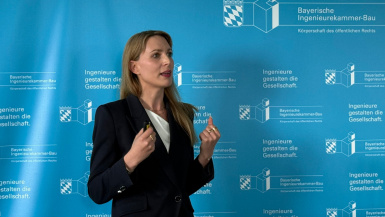 Dr. Lisa Lenz von der Building Information Cloud GLWG GmbH bei der Preisverleihung